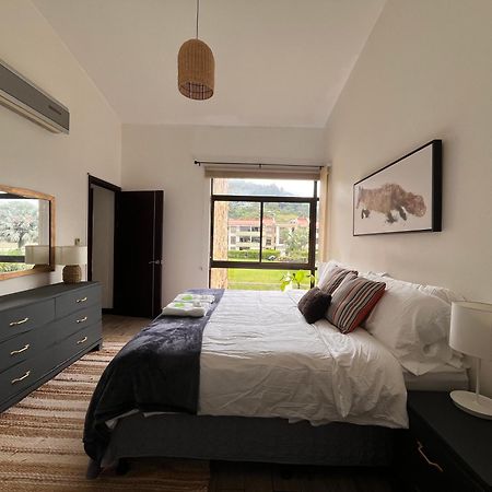 Cr Mariposa Rentals Lakeview Penthouse With Office Space, Pool, Gym, Tennis سانتا آنا المظهر الخارجي الصورة