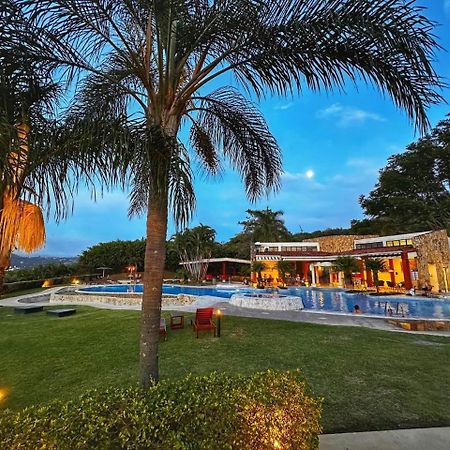 Cr Mariposa Rentals Lakeview Penthouse With Office Space, Pool, Gym, Tennis سانتا آنا المظهر الخارجي الصورة