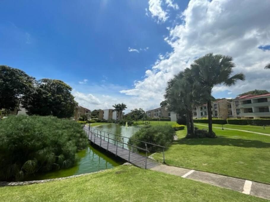 Cr Mariposa Rentals Lakeview Penthouse With Office Space, Pool, Gym, Tennis سانتا آنا المظهر الخارجي الصورة